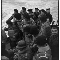 Groupe de chasseurs alpins et de marins sur le pont du paquebot/transport de troupes El Mansour.