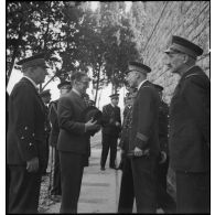 Le ministre de la Marine nationale, César Campinchi, en visite à Toulon, se fait présenter des personnels à l'arsenal. A gauche, le vice-amiral d'escadre Jean-Marie Abrial, commandant l'escadre de Méditerranée.