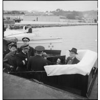 Le ministre de la Marine nationale, César Campinchi, en visite à Toulon, embarque à bord d'une vedette de la base aéronavale de Saint-Mandrier. A l'arrière-plan, la vedette du vice-amiral commandant l'escadre de Méditerranée.