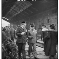 Le ministre de la Marine nationale, César Campinchi, en visite à Toulon, s'entretient avec un vice-amiral d'escadre sur un quai de la gare de Toulon.