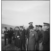 Le ministre de la Marine nationale, César Campinchi, est en compagnie d'officiers lors d'une visite à Toulon et Saint-Mandrier.