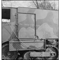 Tracteur semi-chenillé d'artillerie de marine Somua MCG 4 ou 5, recouvert de graffiti.