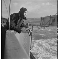 Portrait du photographe et cameraman André Costey du service cinématographique de la Marine avec un Rolleiflex.