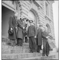 Des journalistes britanniques, en visite à Brest, sont reçus à l'Ecole navale par le contre-amiral Gaston Barnouin, commandant l'école.