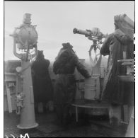 Des marins assurent une mission de guet sur la passerelle du contre-torpilleur Le Malin.