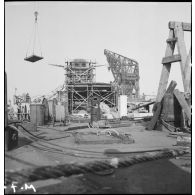 Aménagement de la plage arrière du croiseur Richelieu sur le chantier de construction à l'arsenal de Brest.