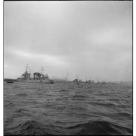 Poupes de navires d'une escadre légère au mouillage sur coffre dans la rade de Brest.