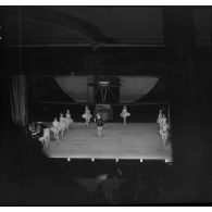 Un corps de ballet donne un spectacle pour la soirée, la veille de Noël à bord du porte-avions Béarn.