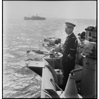 Capitaine de vaisseau sur la passerelle du contre-torpilleur Guépard.