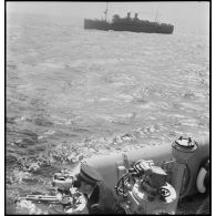 Navire transport de troupes faisant partie d'un convoi, escorté notamment par le contre-torpilleur Guépard.