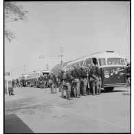 Embarquement à bord d'autobus de marins hollandais à Flessingue.