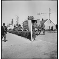 Embarquement à bord de véhicules des troupes françaises à Flessingue.