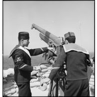 Un matelot canonnier algérien, dit Baharia, assure le pointage d'un canon de 75 mm modèle 1897, sur affût contre avions modèle 1916.