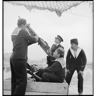 Des matelots canonniers algériens, dits Baharia, appartenant à une unité de défense côtière mettent en oeuvre une mitrailleuse antiaérienne.