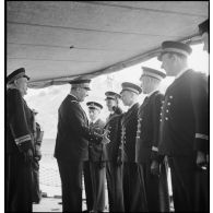 Le vice-amiral d'escadre Marcel Gensoul, commandant la Force de Raid, se fait présenter l'état-major du contre-torpilleur Le Malin au cours de sa visite d'inspection.