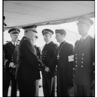 Le vice-amiral d'escadre Marcel Gensoul, commandant la Force de Raid, salue l'aumônier du contre-torpilleur Le Malin lors de sa visite d'inspection.