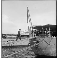 Le vice-amiral d'escadre Marcel Gensoul, commandant la Force de Raid, monte à bord du contre-torpilleur L'Indomptable pour une visite d'inspection.