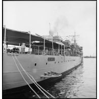 Arrière tribord du contre-torpilleur Le Malin, au mouillage dans le port de Mers-el-Kébir.