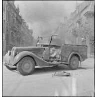 L'épave d'un véhicule militaire britannique (peut-être de marque Humber) brûle dans une rue de Malo-les-Bains suite à un bombardement de l'aviation allemande.