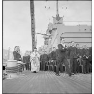 L'aumônier du cuirassé Dunkerque arrive sur le pont pour célébrer un office.