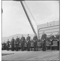 L'état-major et les membres d'équipage assistent à une messe sur le pont du cuirassé Dunkerque.