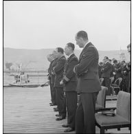 Le capitaine de vaisseau Henri Seguin, commandant du cuirassé Dunkerque, et l'état-major assistent à une messe du pont du navire.