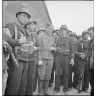 Photographie de groupe de marins français encadrant un prisonnier allemand à Dunkerque.