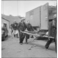 Evacuation d'un blessé vers un poste de secours dans Dunkerque.