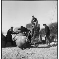 L'équipe d'armuriers démineurs de la Marine nationale charge une mine neutralisée à bord d'une autochenille.