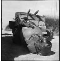 L'équipe d'armuriers démineurs de la Marine nationale accroche une mine neutralisée à une autochenille.