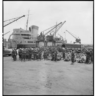 Rassemblement de troupes alpines sur un quai du port de Brest.