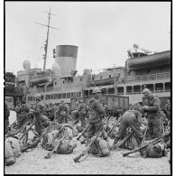 Rassemblement de troupes alpines sur un quai du port de Brest.