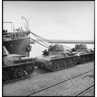Chars légers Hotchkiss H 39 sur un quai du port de Brest avant embarquement.