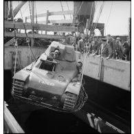 Chargement d'un char léger Hotchkiss H-39 à bord d'un cargo.