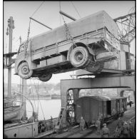 Chargement d'un camion Renault AGK à bord d'un cargo.