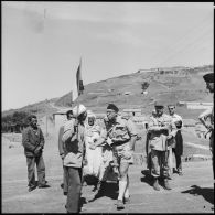 Visite du général Dufour aux harkas de la région de Guergour, à la suite de l'opération Espérance.