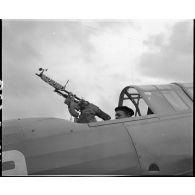 Un marin installe une mitrailleuse arrière dorsale à bord d'un bombardier Vought 156 F de l'escadrille AB1.