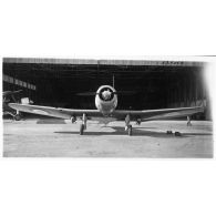 Avion de reconnaissance et de bombardement Chance Vought V-156 devant un hangar.