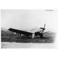 Bombardier en piqué Loire Nieuport 40 sur un terrain d'aviation.