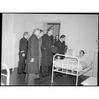 Charles Tillon inaugure l'hôpital Chaptal à Paris et se rend auprès des malades.
