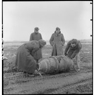 Transport des bombes par les prisonniers de guerre allemands.