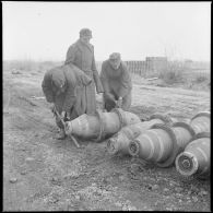 Transport des bombes par les prisonniers de guerre allemands.