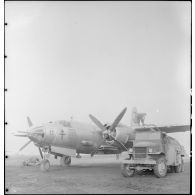 Réapprovisionnement en essence d'un avion Martin B-26 Marauder.