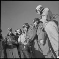 Le briefing des pilotes du groupe de chasse II/18 Saintonge sur la piste avant une mission sur les poches de résistance de Royan ou de la pointe de Grave.