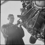Un mécanicien du groupe de chasse II/18 Saintonge assure la maintenance du moteur en étoile d'un Douglas A24 (Wright R-1820 Cyclone 9).
