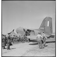 Débarquement des Dakota sur une base aérienne des environs de Stuttgart.