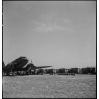 Débarquement des Dakota sur une base aérienne des environs de Stuttgart.