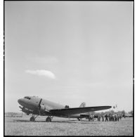 Un avion Dakota sur le terrain.
