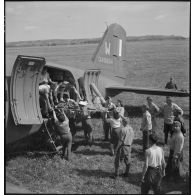 Embarquement des grands blessés dans le Dakota.