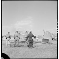 Le régiment Normandie-Niemen sur un terrain d'aviation à Stuttgart.